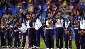 Softball team waves to fans after silver medal